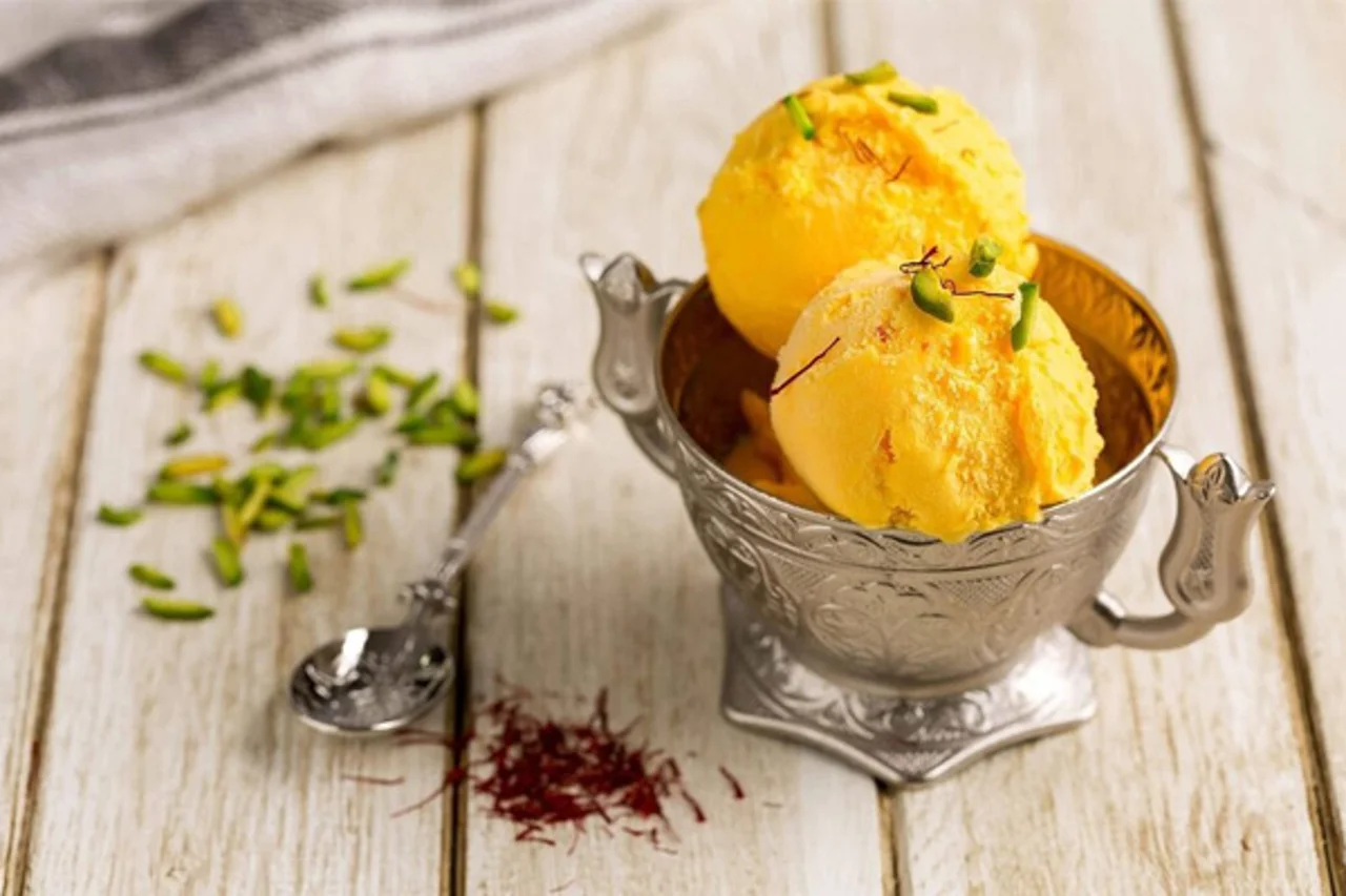 بستنی سنتی زعفرانی؛ طرز تهیه اصیل خانگی + رازهای طلایی بافت کشدار
